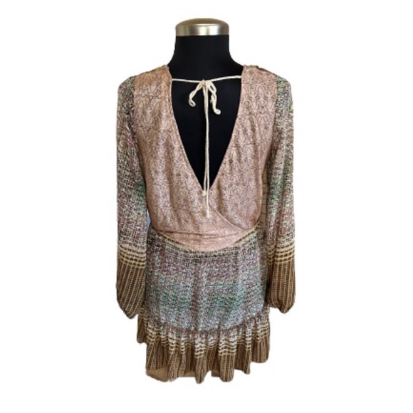 gimmicks by BKE Buckle Floral and Lace Boho Tunic Top Size Small - Picture 5 of 10